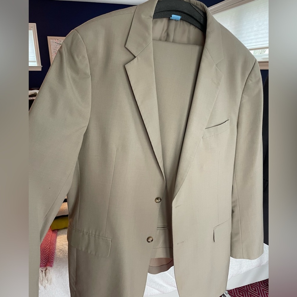 Jos A Bank khaki summer suit size 46XL. EUC.